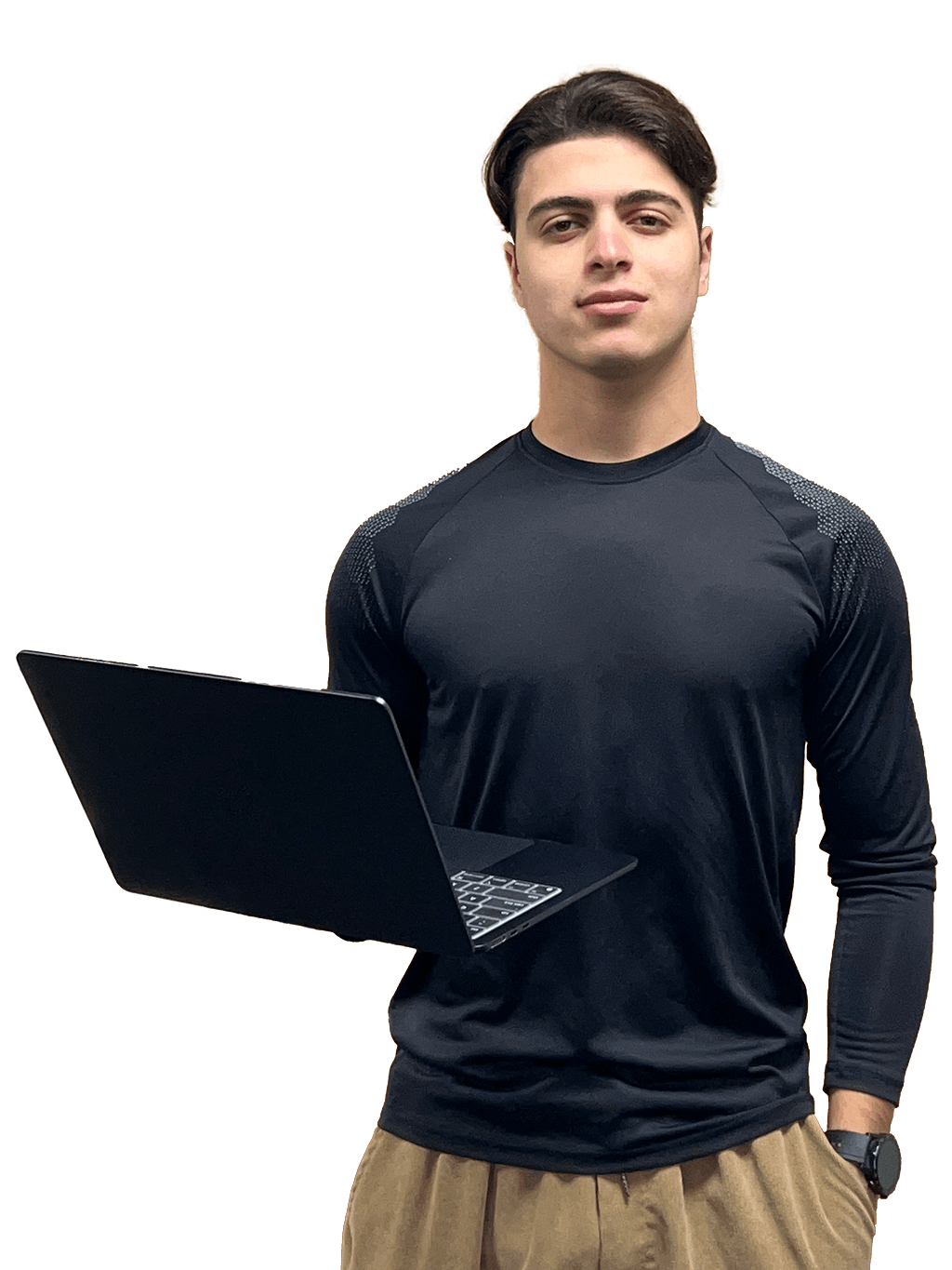 Soltan steht lächelnd in professioneller Pose